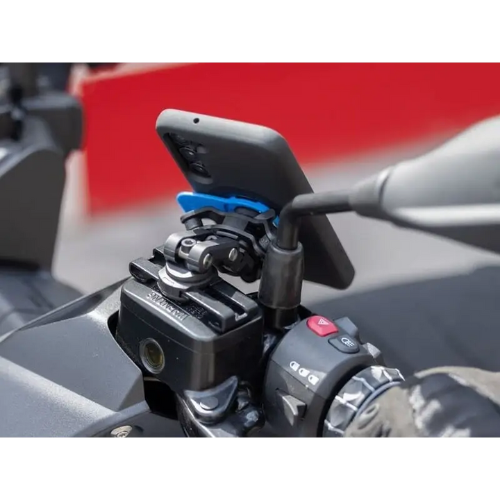 Smarttelefon montert på motorsykkelstyret med Quad Lock Brake Reservoir Mount