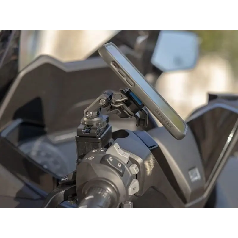 Smarttelefon montert på motorsykkelstyret med Quad Lock Brake Reservoir Mount