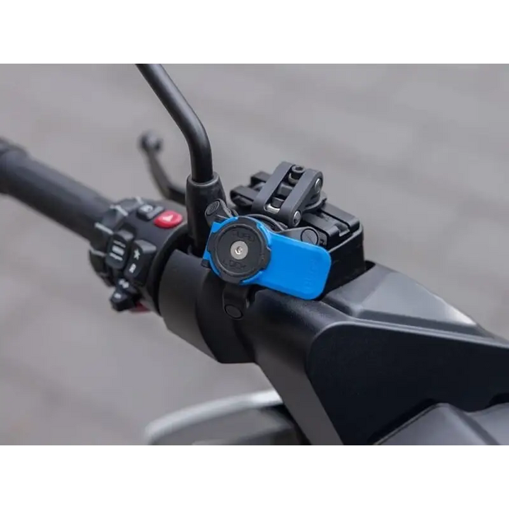 Motorcykelhåndtak med blå telefonholder på Quad Lock Brake Reservoir Mount