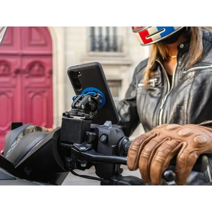 Smarttelefon montert på motorsykkelens styre med Quad Lock Brake Reservoir Mount