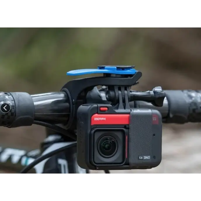 Actionkamera montert på sykkelstyret med Quad Lock Camera Light Adaptor