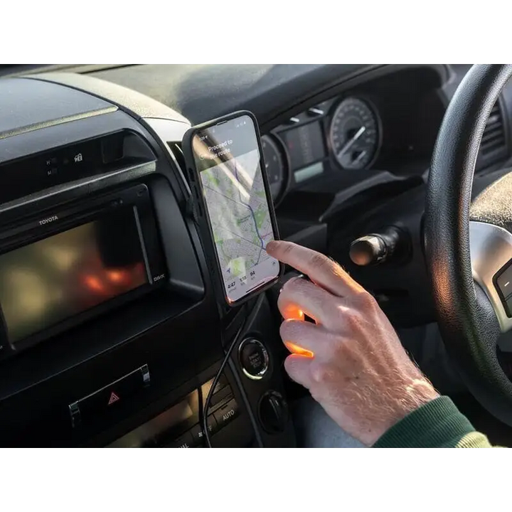 Smarttelefon som viser kartapplikasjon på bildashboard med Quad Lock Car Vent Mount