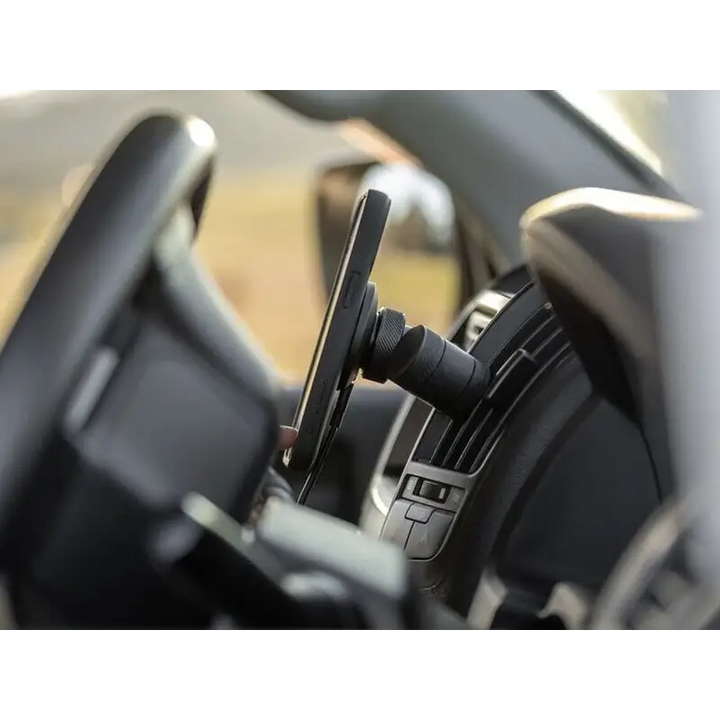 Smarttelefon sikkert montert på bilens luftventil med Quad Lock Car Vent Mount