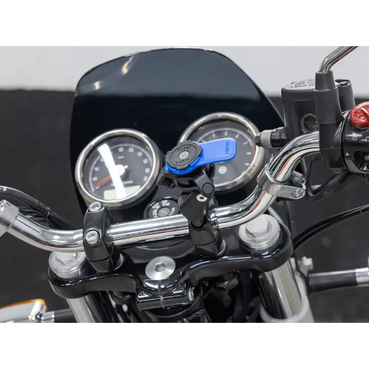 Quad Lock Handlebar Clamp Mount festet på motorsykkelens styre for sikker telefonbruk