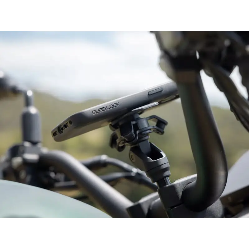 Smarttelefon festet på motorsykkelens styringsfeste med Quad Lock Handlebar Clamp Mount Pro