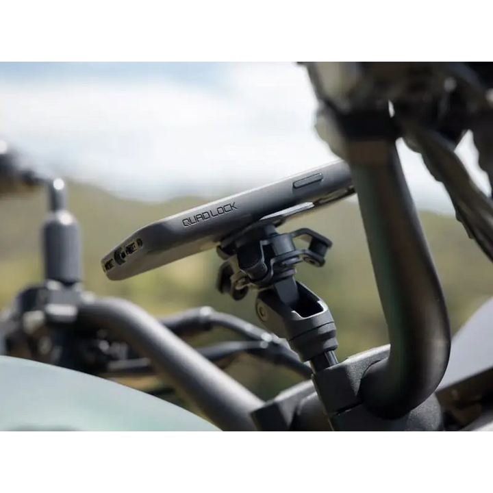 Smarttelefon festet på motorsykkelens styringsfeste med Quad Lock Handlebar Clamp Mount Pro