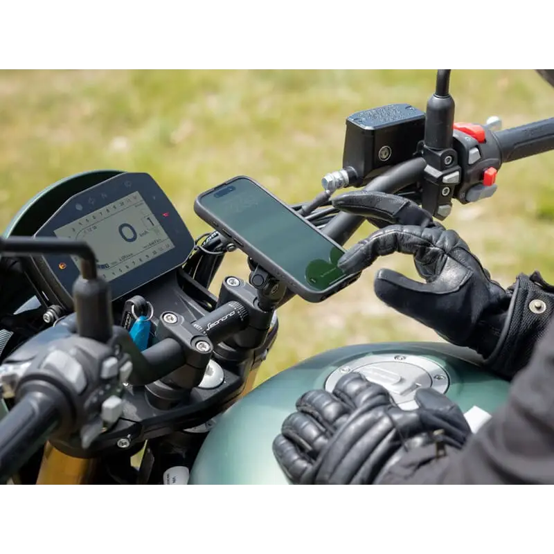 Motor sykkel med montert smarttelefon og hansker på styret for Quad Lock Handlebar Clamp Mount Pro