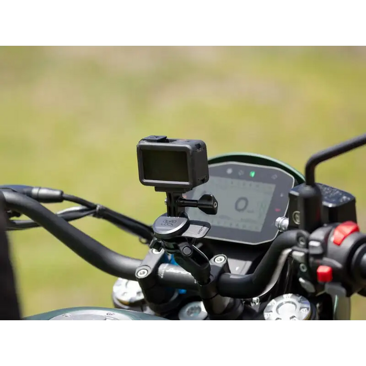 Actionkamera montert på motorsykkelstyr med Quad Lock Handlebar Clamp Mount Pro