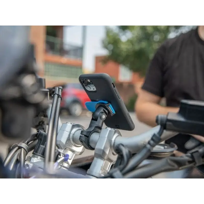 Smarttelefon montert på motorsykkelstyr med Quad Lock Knuckle Adaptor for sikker bruk
