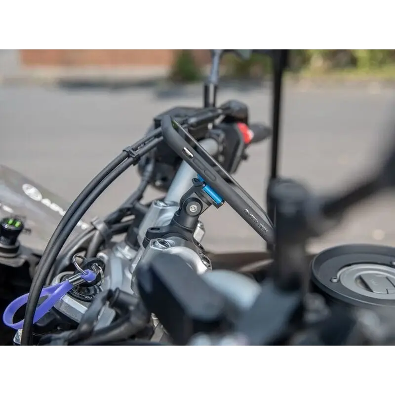 Smarttelefon montert på motorsykkelstyret med Quad Lock Knuckle Adapter