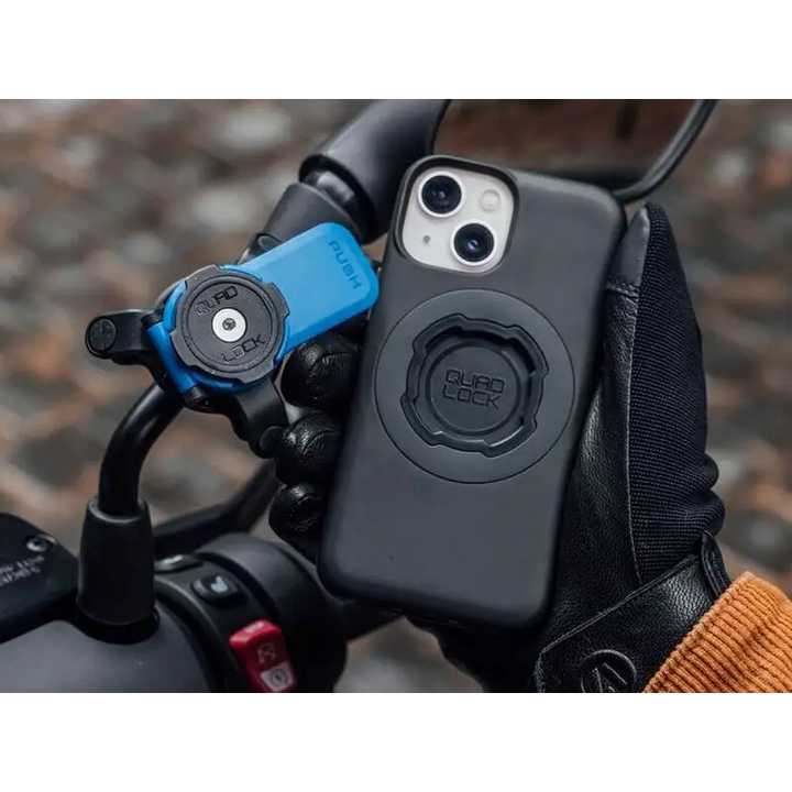 Black smartphone i en Quad Lock etui med hånd i hanske ved siden av blå Quad Lock sykkelhåndtakfeste
