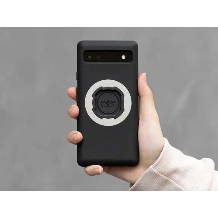 Black smarttelefon i et deksel med sirkulært monteringssystem for Quad Lock MAG Mobilholdere