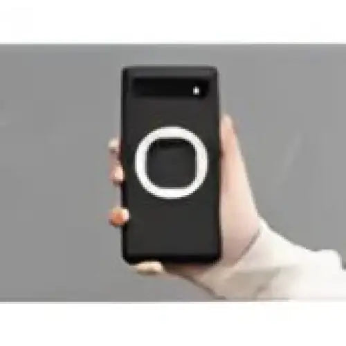 Black smarttelefon med hvit rund tilbehørsdel på baksiden for Quad Lock MAG Mobilholdere