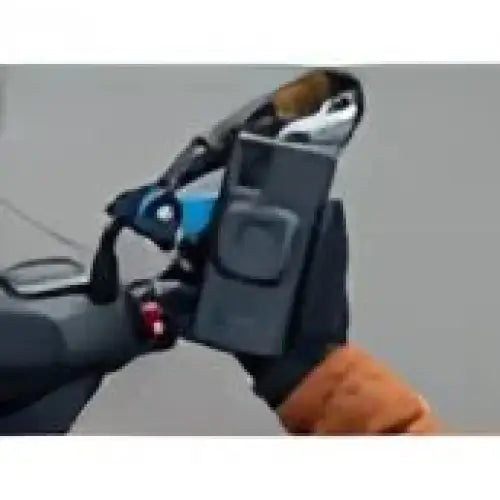 Svart smarttelefon montert på sykkelstyret med Quad Lock MAG Universal Adaptor