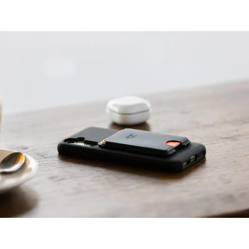 Svart smarttelefon med Quad Lock MAG Wallet/lommebok festet på baksiden
