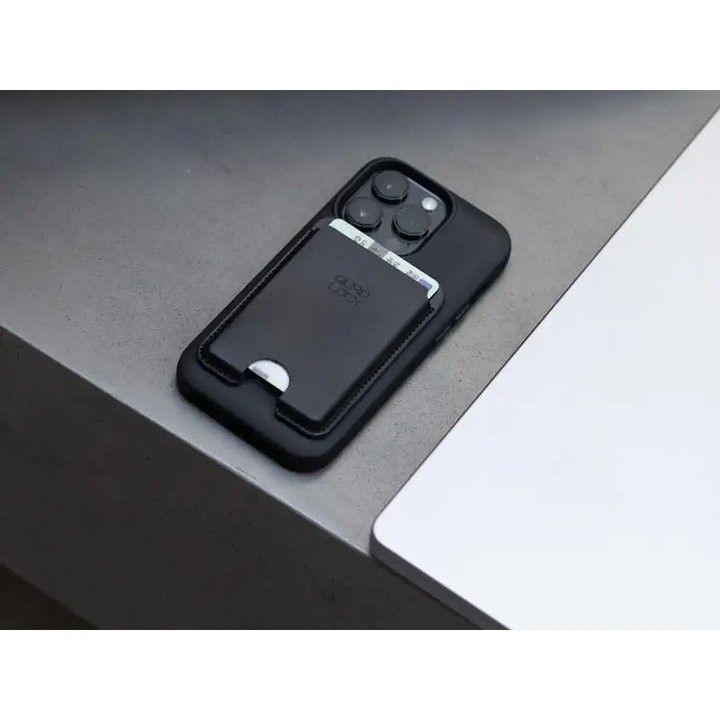 Svart smarttelefon med magnetisk lommebokdeksel fra Quad Lock MAG Wallet Lommebok