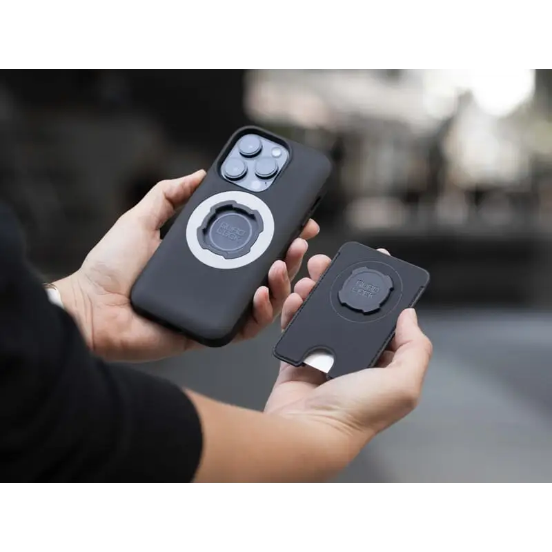 Hender som holder en svart smarttelefon med modulært feste og matchende kortlomme