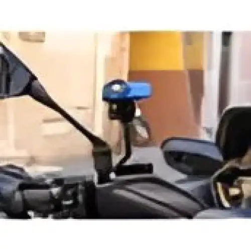 Sort svart motorsykkel med blå GPS-enhet montert på styret for Quad Lock Mirror Stem Mount