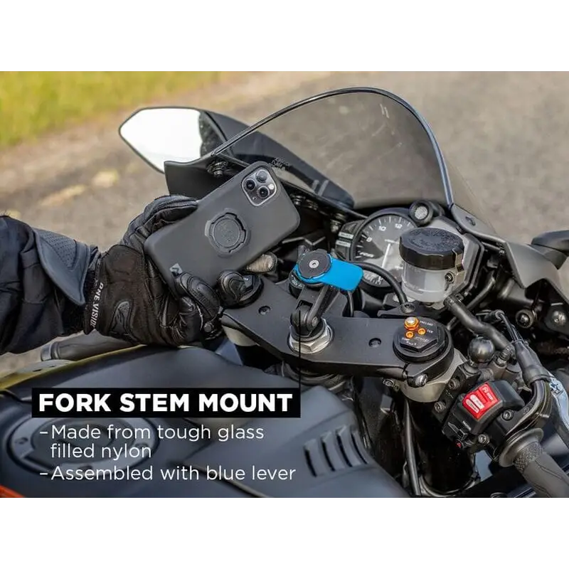 Sort svart smarttelefon med Quad Lock Motorcycle Fork Stem Mount PRO på motorsykkel
