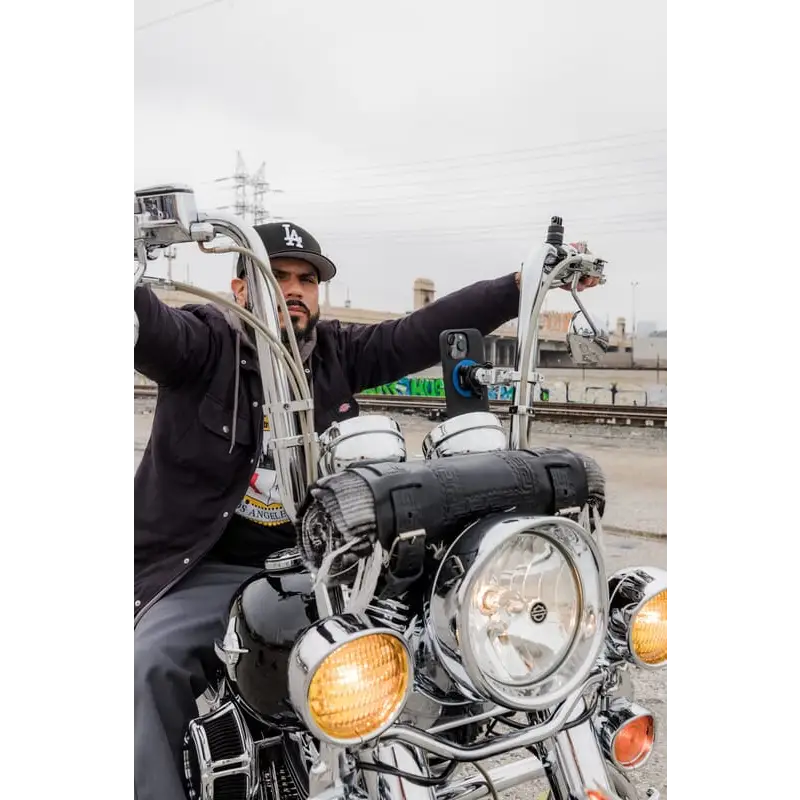Man på svart motorsykkel med kromdetaljer montert på Quad Lock Motorcycle Handlebar Mount PRO Chrome