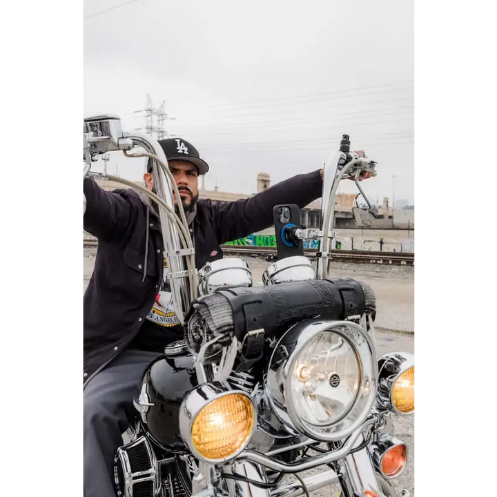 Man på svart motorsykkel med kromdetaljer montert på Quad Lock Motorcycle Handlebar Mount PRO Chrome