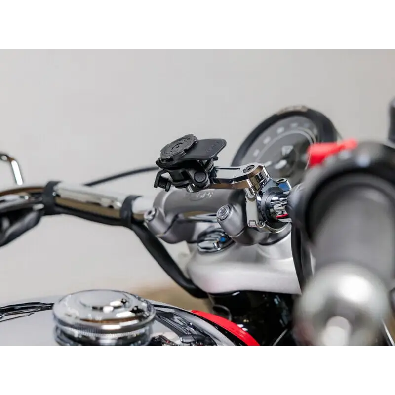 Svart sykkeltelefonfeste festet til styret på Quad Lock Motorcycle Handlebar Mount PRO Chrome