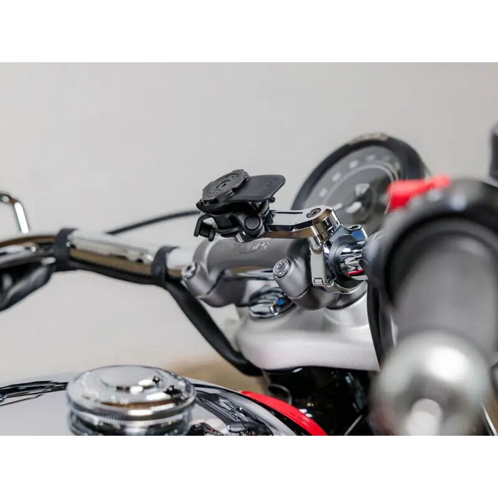 Svart sykkeltelefonfeste festet til styret på Quad Lock Motorcycle Handlebar Mount PRO Chrome