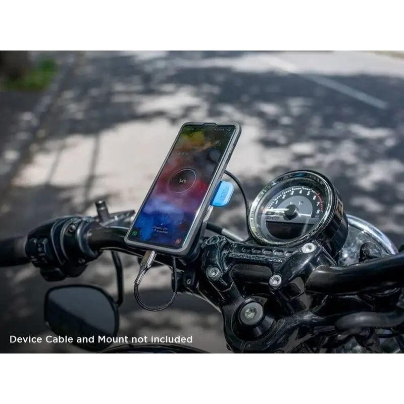 Smarttelefon som lades på en motorsykkelmonter med Quad Lock Motorcycle USB Charger