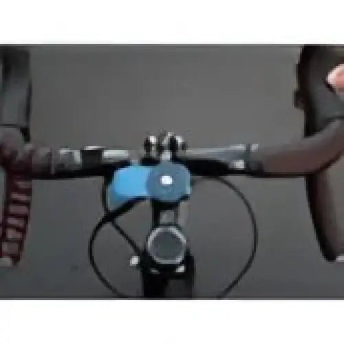 Bicycle styr med montert telefon og datamaskin på Quad Lock Out Front Mount