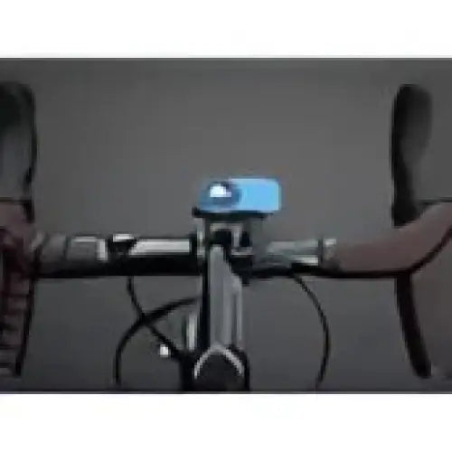 Blå actionkamera montert på sykkelstyret med Quad Lock Out Front Mount for videosamling