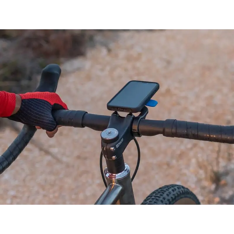 Smarttelefon festet på sykkelstyr med Quad Lock Out Front Mount Pro