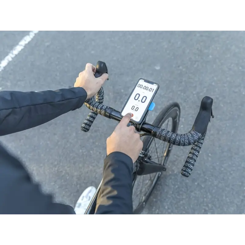 Smarttelefon på sykkelstyret med treningsdata vist med Quad Lock Out Front Mount Pro