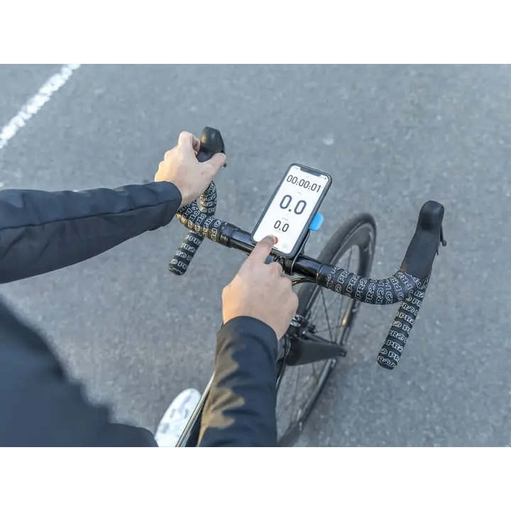 Smarttelefon på sykkelstyret med treningsdata vist med Quad Lock Out Front Mount Pro