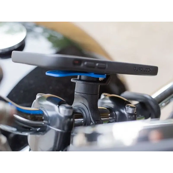 Black smarttelefon montert på motorsykkelens styre med Quad Lock Spacer Rings