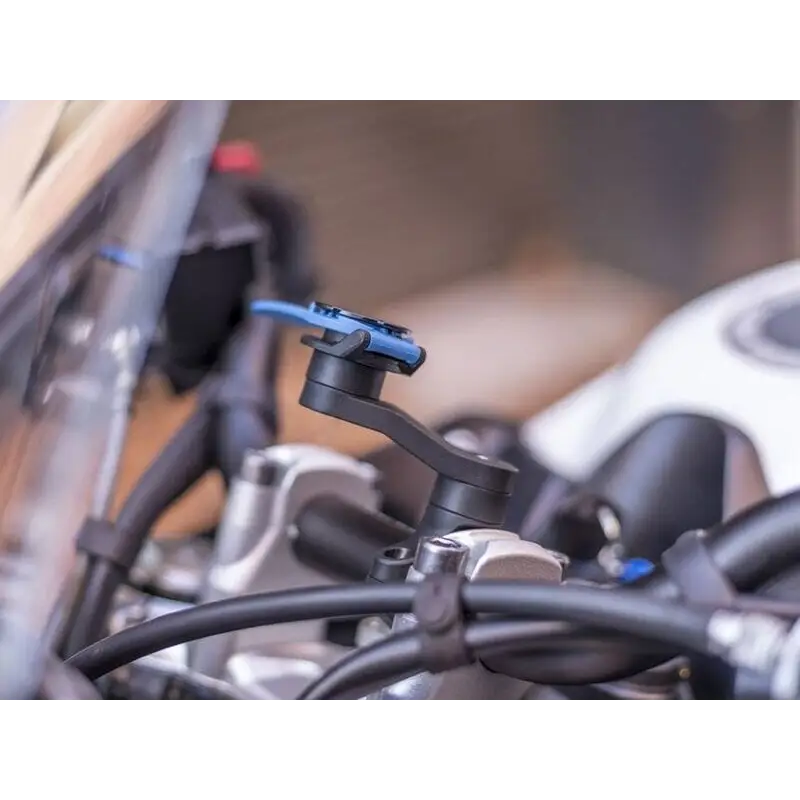 Black motorsykkeltelefonholder med blå krage montert på styret for Quad Lock Spacer Rings