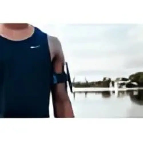 Runner iført en mørkeblå atletisk tanktop med armbånd til telefon, Quad Lock Sports Armband