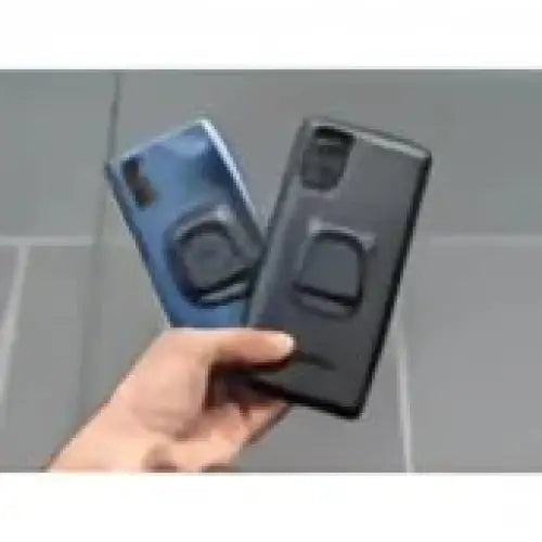 To bilder av Quad Lock Universal Adaptor med to smarttelefonetuier med integrerte ringfester, en mørk blå og en svart