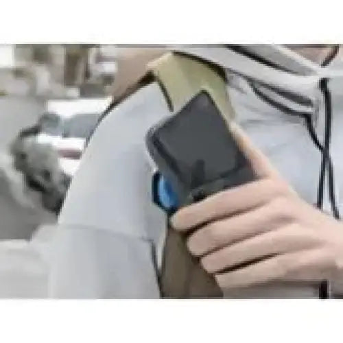 Hånd som holder en mørk smartphone med blå sirkulær tilbehør fra Quad Lock Utility/Belt Clip