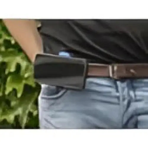 Svart rektangulært telefonholster på brun belte for Quad Lock Utility Belt Clip