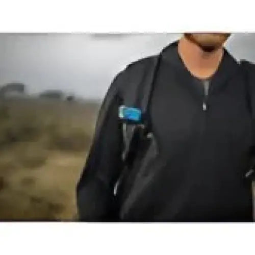 Mørkfarget utendørs quarter-zip genser med produktnavn Quad Lock Utility/Belt Clip