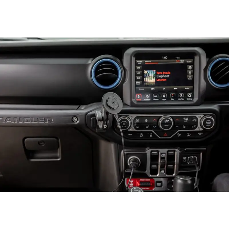 Bild av bilens dashbord med infotainment, klimakontroller og ladestasjoner for Quad Lock Wireless Charging Head