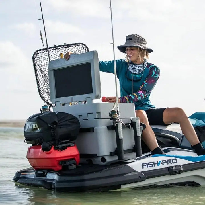 2019 Fish Pro fiskebåt med hvit og blå design og LinQ kjøleboksutvidelse 20L