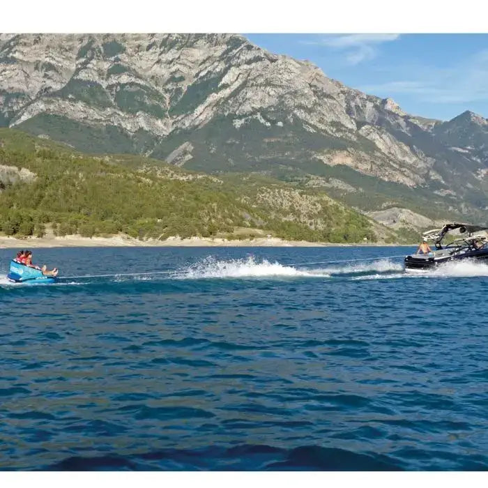 Blå oppblåsbar spinera lets go 2 tube med høy ryggstøtte og økt sikkerhet, trukket av båt på innsjø