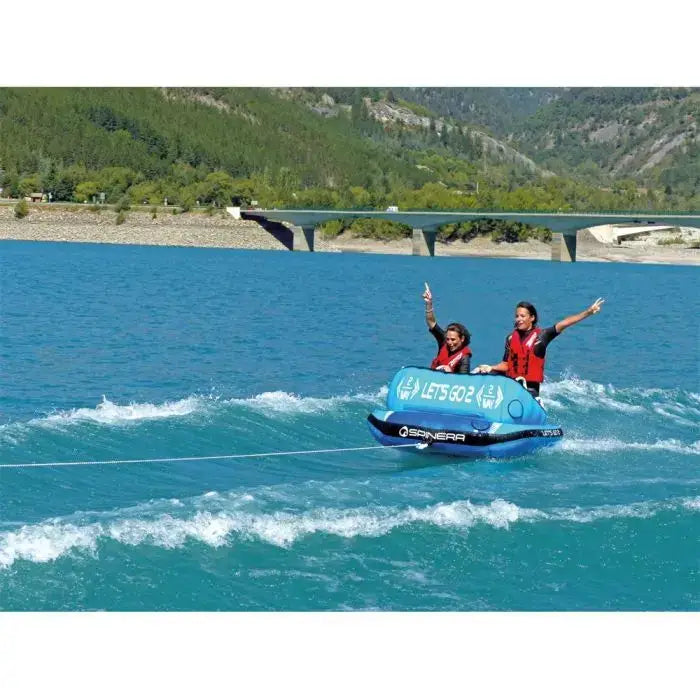 Blå oppblåsbar spinera lets go 2 towable tube med høy ryggstøtte og økt sikkerhet, sort kant og spinera logo