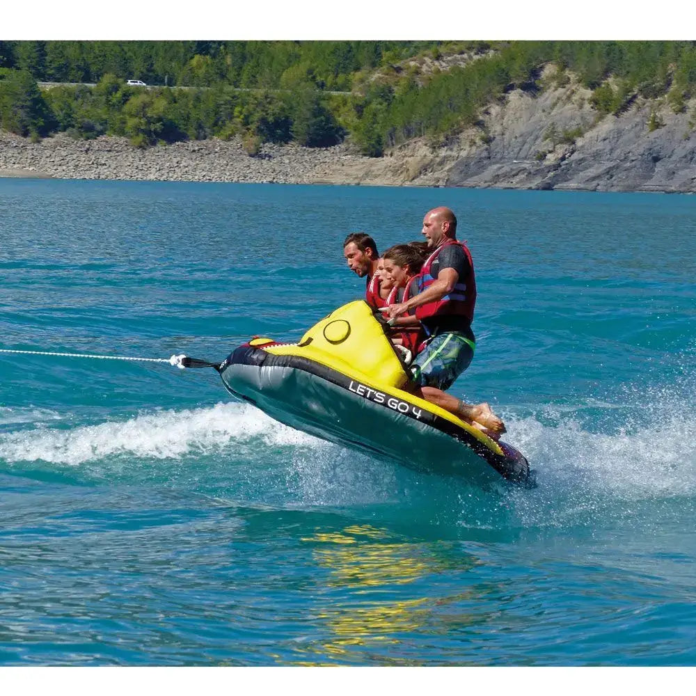 Gul og svart jet ski med tre passasjerer på klart blått vann