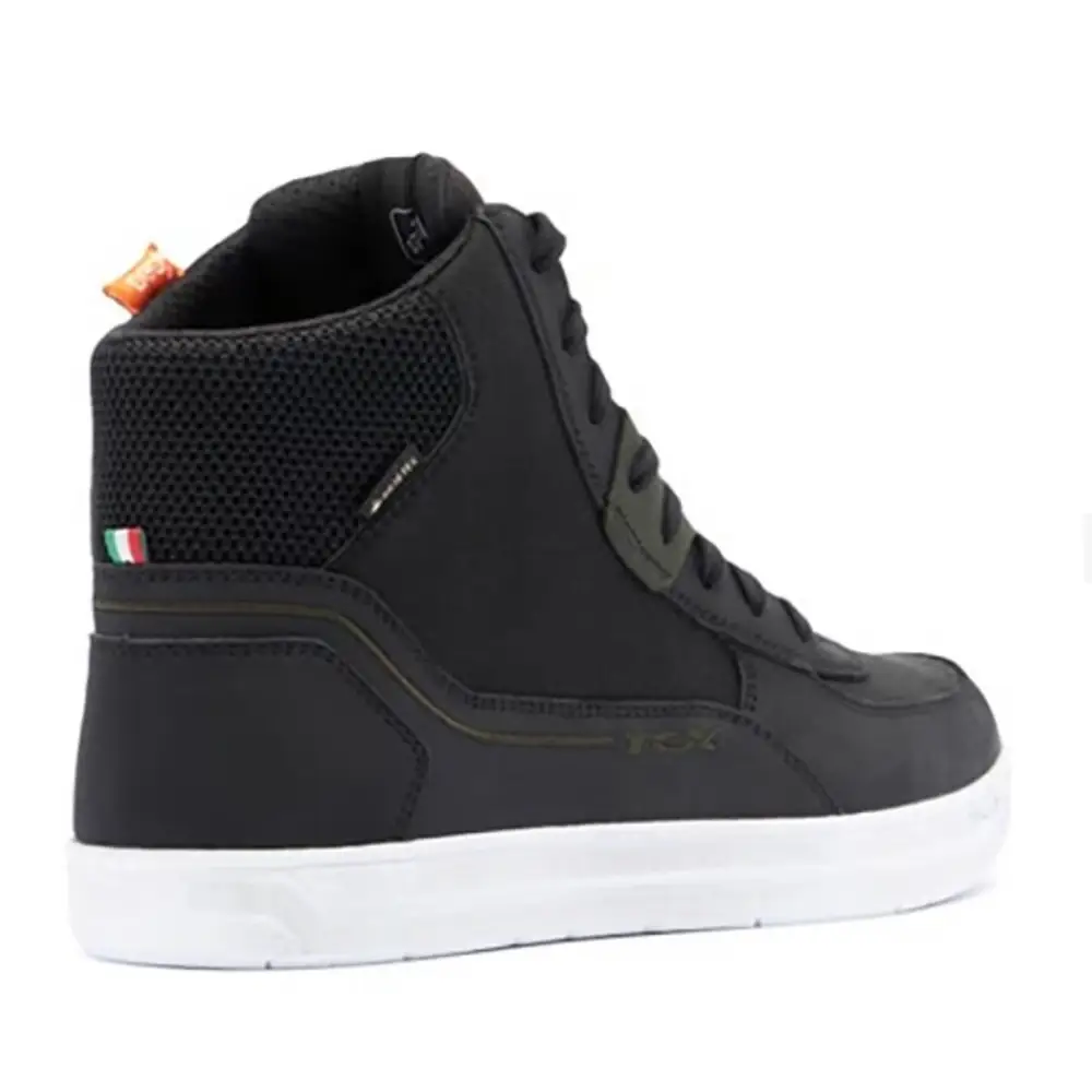 Black high-top sneaker in slitesterkt kuskinn with Gore-Tex and Italian flag detail