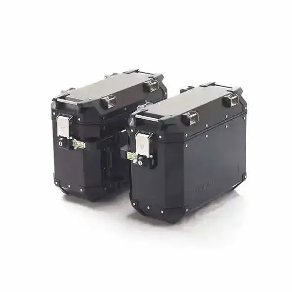 To svarte aluminiums motorcykelpannerier fra Triumph Expedition Pannier kit for Tiger 900