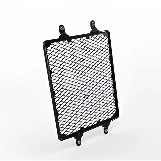 Svart metallnett radiatorbeskyttelse med monteringsfliker for Radiator Guard produktet