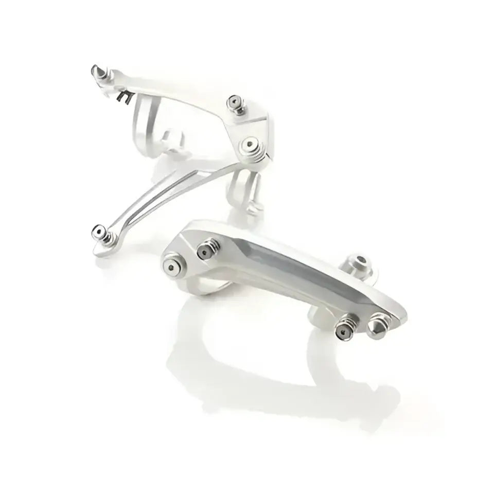 Sølvfargede, intrikate metalldeler med fastgjøringer til Triumph Sideveske Festebrakett Rocket 3