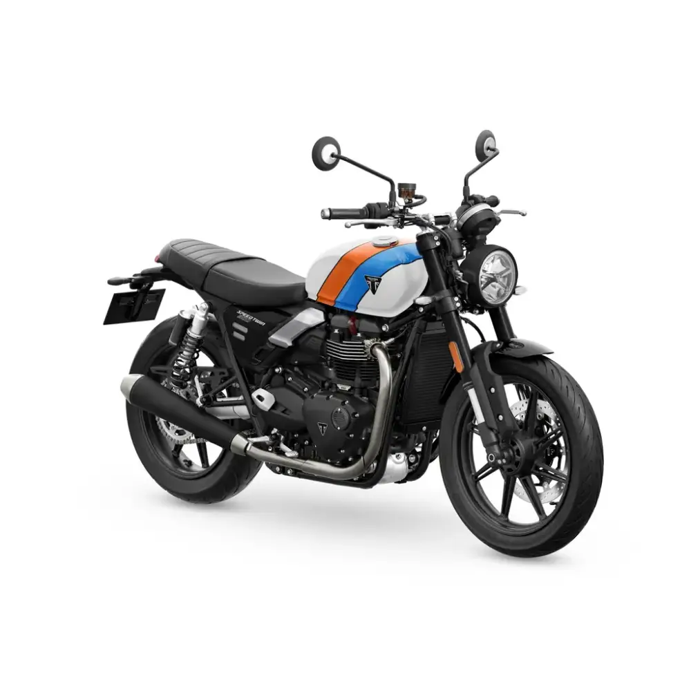 Triumph Speed Twin 900 2026 med hvit tank, oransje og blå striper, svart sete og ramme, krom eksos og rund lykt